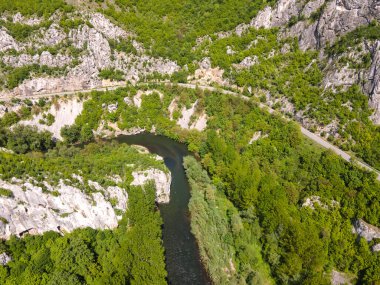 Lyutibrod kasabası yakınlarındaki Iskar Nehri Boğazı 'nın hava manzarası, Vratsa bölgesi, Balkan Dağları, Bulgaristan