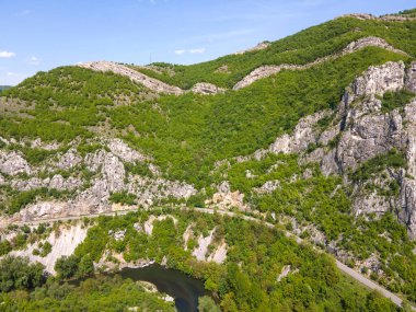 Lyutibrod kasabası yakınlarındaki Iskar Nehri Boğazı 'nın hava manzarası, Vratsa bölgesi, Balkan Dağları, Bulgaristan