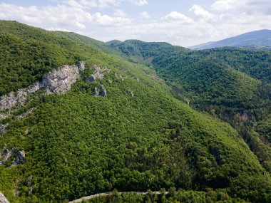 Lyutibrod kasabası yakınlarındaki Iskar Nehri Boğazı 'nın hava manzarası, Vratsa bölgesi, Balkan Dağları, Bulgaristan