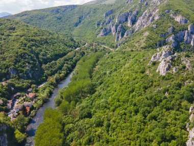 Lyutibrod kasabası yakınlarındaki Iskar Nehri Boğazı 'nın hava manzarası, Vratsa bölgesi, Balkan Dağları, Bulgaristan