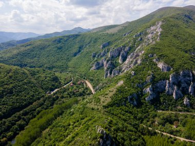 Lyutibrod kasabası yakınlarındaki Iskar Nehri Boğazı 'nın hava manzarası, Vratsa bölgesi, Balkan Dağları, Bulgaristan