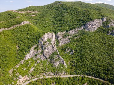 Lyutibrod kasabası yakınlarındaki Iskar Nehri Boğazı 'nın hava manzarası, Vratsa bölgesi, Balkan Dağları, Bulgaristan