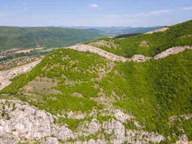 Lyutibrod kasabası yakınlarındaki Iskar Nehri Boğazı 'nın hava manzarası, Vratsa bölgesi, Balkan Dağları, Bulgaristan