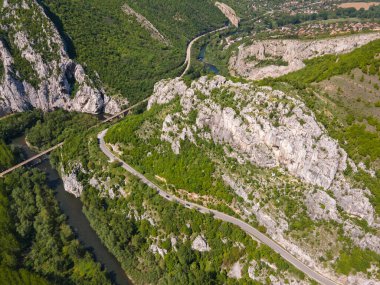 Lyutibrod kasabası yakınlarındaki Iskar Nehri Boğazı 'nın hava manzarası, Vratsa bölgesi, Balkan Dağları, Bulgaristan