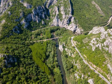 Lyutibrod kasabası yakınlarındaki Iskar Nehri Boğazı 'nın hava manzarası, Vratsa bölgesi, Balkan Dağları, Bulgaristan