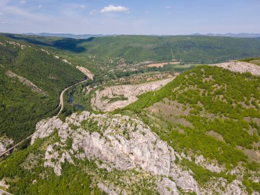 Lyutibrod kasabası yakınlarındaki Iskar Nehri Boğazı 'nın hava manzarası, Vratsa bölgesi, Balkan Dağları, Bulgaristan