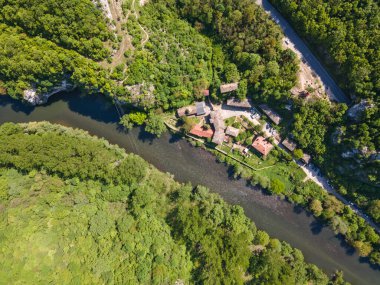 Lyutibrod kasabası yakınlarındaki Iskar Nehri Boğazı 'nın hava manzarası, Vratsa bölgesi, Balkan Dağları, Bulgaristan