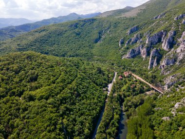 Lyutibrod kasabası yakınlarındaki Iskar Nehri Boğazı 'nın hava manzarası, Vratsa bölgesi, Balkan Dağları, Bulgaristan