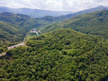 Lyutibrod kasabası yakınlarındaki Iskar Nehri Boğazı 'nın hava manzarası, Vratsa bölgesi, Balkan Dağları, Bulgaristan