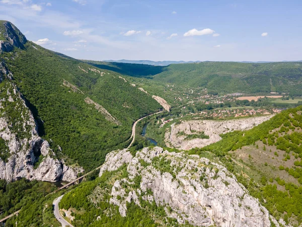 保加利亚巴尔干山脉Vratsa地区Lyutibrod镇附近Iskar河谷的空中景观 — 图库照片