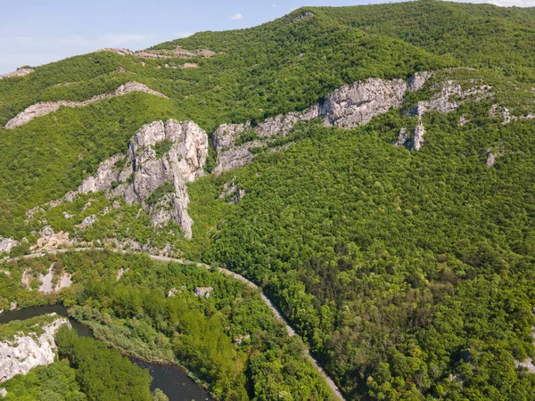 Lyutibrod kasabası yakınlarındaki Iskar Nehri Boğazı 'nın hava manzarası, Vratsa bölgesi, Balkan Dağları, Bulgaristan