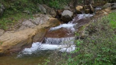 Crazy Mary Nehri 'ndeki Şelale Bahar Manzarası, Belasitsa Dağı, Bulgaristan