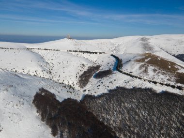 Beklemeto etrafındaki Balkan Dağları 'nın şaşırtıcı kış manzarası Bulgaristan' da