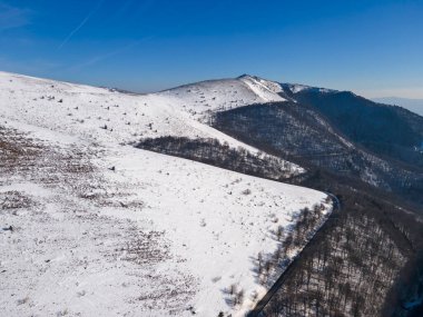 Beklemeto etrafındaki Balkan Dağları 'nın şaşırtıcı kış manzarası Bulgaristan' da