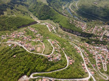 Bulgaristan 'ın Balkan Dağları' nın Bov köyü yakınlarındaki İskar boğazının şaşırtıcı hava manzarası