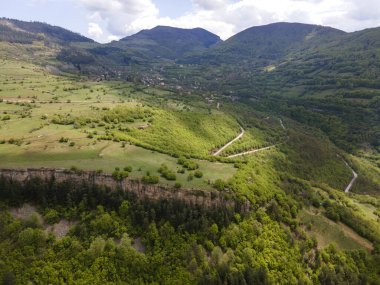 Bulgaristan 'ın Balkan Dağları' nın Bov köyü yakınlarındaki İskar boğazının şaşırtıcı hava manzarası