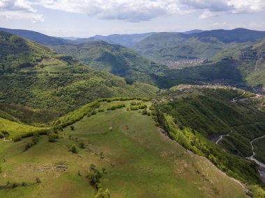 Bulgaristan 'ın Balkan Dağları' nın Bov köyü yakınlarındaki İskar boğazının şaşırtıcı hava manzarası