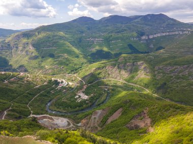 Bulgaristan 'ın Balkan Dağları' nın Bov köyü yakınlarındaki İskar boğazının şaşırtıcı hava manzarası