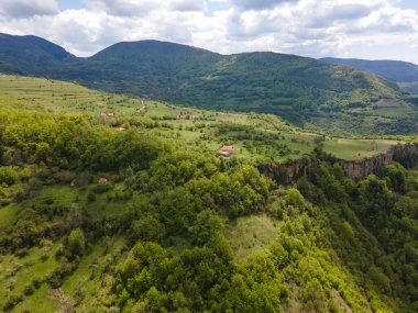 Bulgaristan 'ın Balkan Dağları' nın Bov köyü yakınlarındaki İskar boğazının şaşırtıcı hava manzarası