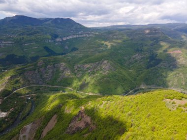 Bulgaristan 'ın Balkan Dağları' nın Bov köyü yakınlarındaki İskar boğazının şaşırtıcı hava manzarası