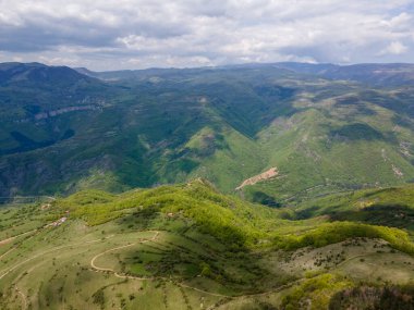 Bulgaristan 'ın Balkan Dağları' nın Bov köyü yakınlarındaki İskar boğazının şaşırtıcı hava manzarası