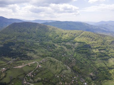 Bulgaristan 'ın Balkan Dağları' nın Bov köyü yakınlarındaki İskar boğazının şaşırtıcı hava manzarası