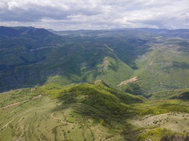 Bulgaristan 'ın Balkan Dağları' nın Bov köyü yakınlarındaki İskar boğazının şaşırtıcı hava manzarası