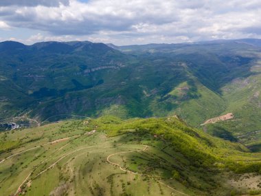 Bulgaristan 'ın Balkan Dağları' nın Bov köyü yakınlarındaki İskar boğazının şaşırtıcı hava manzarası