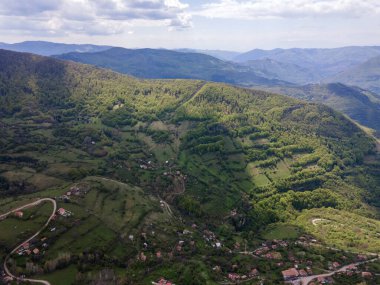 Bulgaristan 'ın Balkan Dağları' nın Bov köyü yakınlarındaki İskar boğazının şaşırtıcı hava manzarası
