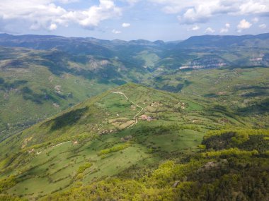 Bulgaristan 'ın Balkan Dağları' nın Bov köyü yakınlarındaki İskar boğazının şaşırtıcı hava manzarası