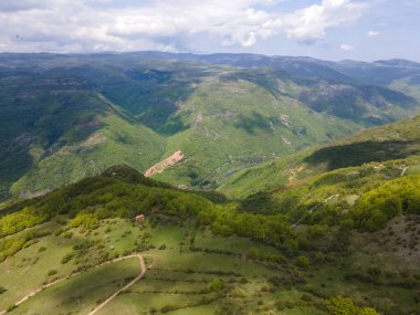 Bulgaristan 'ın Balkan Dağları' nın Bov köyü yakınlarındaki İskar boğazının şaşırtıcı hava manzarası