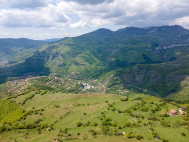 Bulgaristan 'ın Balkan Dağları' nın Bov köyü yakınlarındaki İskar boğazının şaşırtıcı hava manzarası