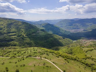 Bulgaristan 'ın Balkan Dağları' nın Bov köyü yakınlarındaki İskar boğazının şaşırtıcı hava manzarası