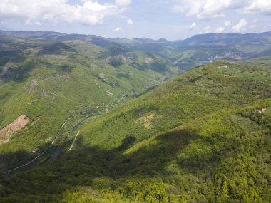 Bulgaristan 'ın Balkan Dağları' nın Bov köyü yakınlarındaki İskar boğazının şaşırtıcı hava manzarası