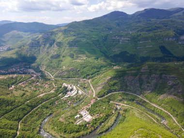Bulgaristan 'ın Balkan Dağları' nın Bov köyü yakınlarındaki İskar boğazının şaşırtıcı hava manzarası