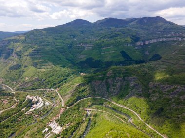 Bulgaristan 'ın Balkan Dağları' nın Bov köyü yakınlarındaki İskar boğazının şaşırtıcı hava manzarası