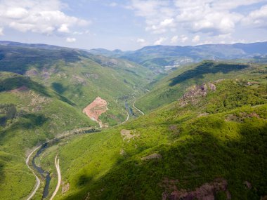Bulgaristan 'ın Balkan Dağları' nın Bov köyü yakınlarındaki İskar boğazının şaşırtıcı hava manzarası