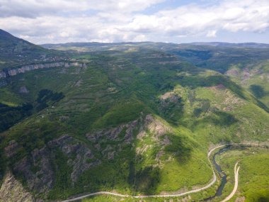 Bulgaristan 'ın Balkan Dağları' nın Bov köyü yakınlarındaki İskar boğazının şaşırtıcı hava manzarası