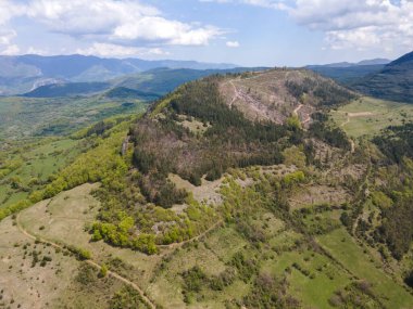 Bulgaristan 'ın Balkan Dağları' nın Bov köyü yakınlarındaki İskar boğazının şaşırtıcı hava manzarası