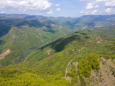 Bulgaristan 'ın Balkan Dağları' nın Bov köyü yakınlarındaki İskar boğazının şaşırtıcı hava manzarası