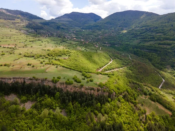 Bulgaristan 'ın Balkan Dağları' nın Bov köyü yakınlarındaki İskar boğazının şaşırtıcı hava manzarası