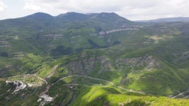 Bulgaristan 'ın Balkan Dağları' nın Bov köyü yakınlarındaki İskar boğazının şaşırtıcı hava manzarası