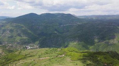 Bulgaristan 'ın Balkan Dağları' nın Bov köyü yakınlarındaki İskar boğazının şaşırtıcı hava manzarası