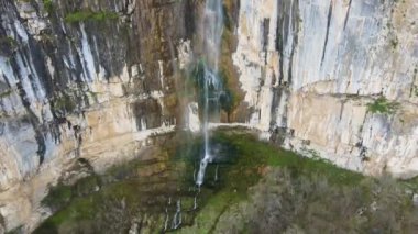 Bulgaristan 'ın Balkan Dağları' nın Zasele köyü yakınlarındaki Skaklya Şelalesi 'nin hava manzarası