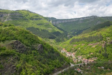 Bulgaristan 'ın Balkan Dağları' nın Bov köyü yakınlarındaki İskar boğazının inanılmaz manzarası