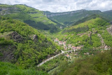 Bulgaristan 'ın Balkan Dağları' nın Bov köyü yakınlarındaki İskar boğazının inanılmaz manzarası
