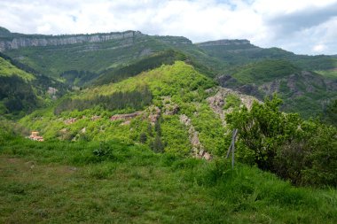 Bulgaristan 'ın Balkan Dağları' nın Bov köyü yakınlarındaki İskar boğazının inanılmaz manzarası