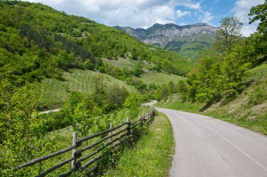 Ochindol, Vratsa bölgesi yakınlarındaki Iskar Nehri Boğazı 'nın bahar manzarası, Balkan Dağları, Bulgaristan