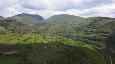 Bulgaristan 'ın Balkan Dağları' nın Bov köyü yakınlarındaki İskar boğazının şaşırtıcı hava manzarası