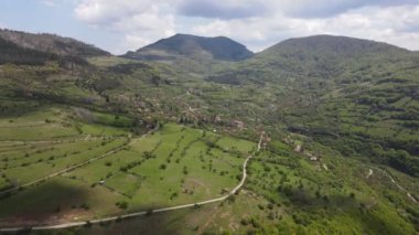 Bulgaristan 'ın Balkan Dağları' nın Bov köyü yakınlarındaki İskar boğazının şaşırtıcı hava manzarası